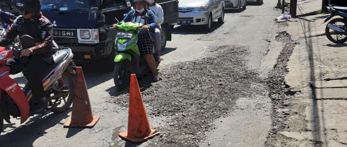 Penanganan ruas Jalan Antang Raya dilakukan pemeliharaan rutin, dengan penimbunan dijalanan yang berlubang.
