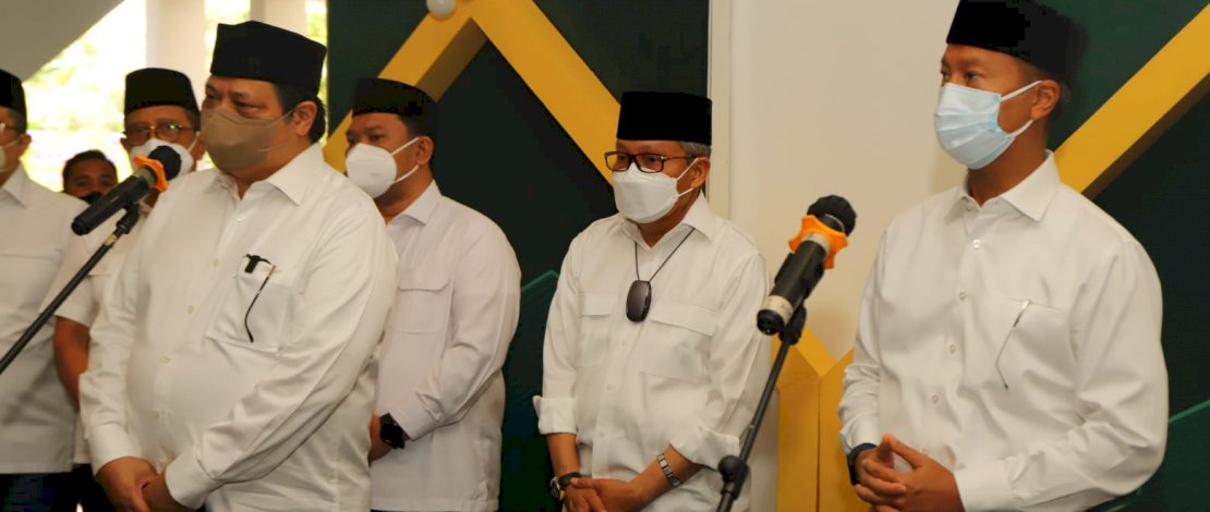 Menteri Koordinator Bidang Perekonomian Republik Indonesia, Airlangga Hartarto, memperkenalkan Taufan Pawe sebagai Wali Kota Parepare dan sebagai Ketua DPD I Partai Golkar Sulsel pada silaturahim ulama Sulsel, Sabtu, 12 Maret 2022.