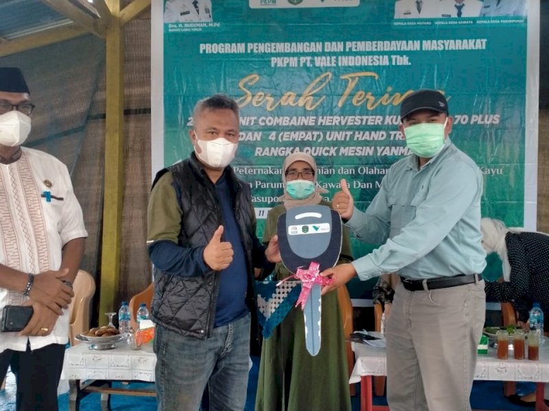 Vale Indonesia Serahkan Bantuan Alsinta di Desa Matano 