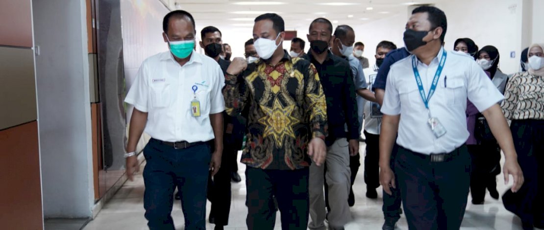 Masyarakat Antusias Sambut Kedatangan Gubernur Sulsel di Bandara Sultan Hasanuddin