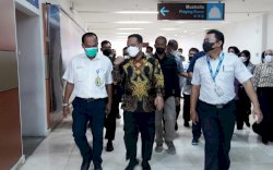 Masyarakat Antusias Sambut Kedatangan Gubernur Sulsel di Bandara Sultan Hasanuddin
