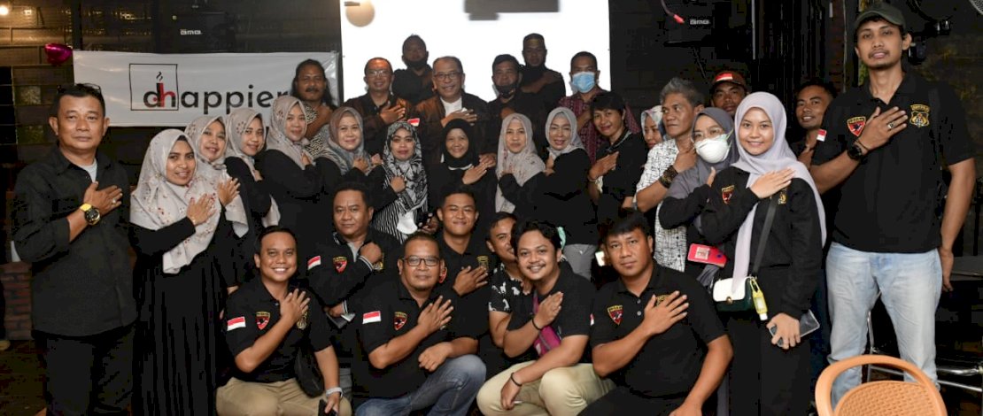 IAS bersama keluarga Besar Putra Putri (KBPP) Polri di Cafe Dhappiers Coffee and Resto, Jalan Yossudarso, Watampone. IAS bersama keluarga Besar Putra Putri (KBPP) Polri di Cafe Dhappiers Coffee and Resto, Jalan Yossudarso, Watampone.