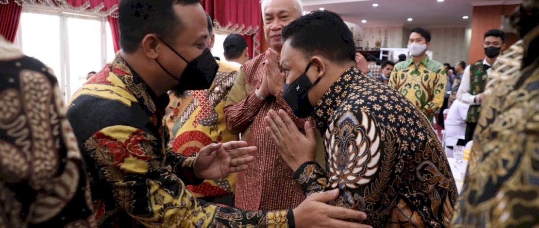 Silaturahmi ini diselenggarakan sebagai wadah untuk menjaga kekompakan Silaturahmi ini diselenggarakan sebagai wadah untuk menjaga kekompakan