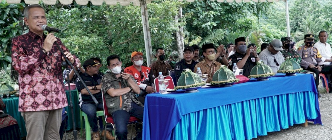 Bupati Luwu, Dr. H. Basmin Mattayang, M.Pd meresmikan secara simbolik jembatan Rangka Baja yang berada di desa Cakkeawo Kecamatan Suli, serta Pelebaran dan perkerasan jalan ruas desa Cakkeawo-Padang Lambe telah usai dikerjakan, Kecamatan Suli, Sabtu (12/03/2022).
Bupati Luwu, Dr. H. Basmin Mattayang, M.Pd meresmikan secara simbolik jembatan Rangka Baja yang berada di desa Cakkeawo Kecamatan Suli, serta Pelebaran dan perkerasan jalan ruas desa Cakkeawo-Padang Lambe telah usai dikerjakan, Kecamatan Suli, Sabtu (12/03/2022).