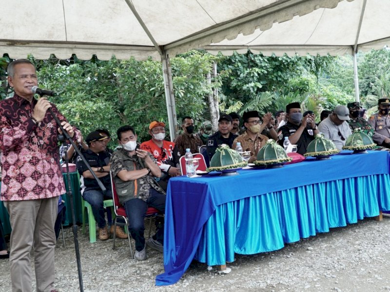 Bupati Basmin Resmikan Jembatan Penghubung Desa Padang Lambe-Cakkeawo