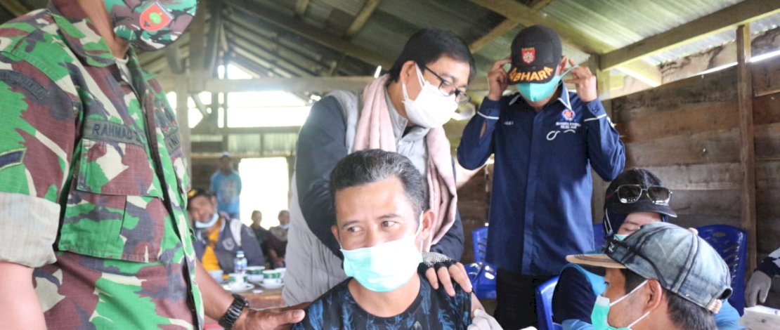 Wabup Lutra Pantau Langsung Vaksinasi dan BLT di Seko