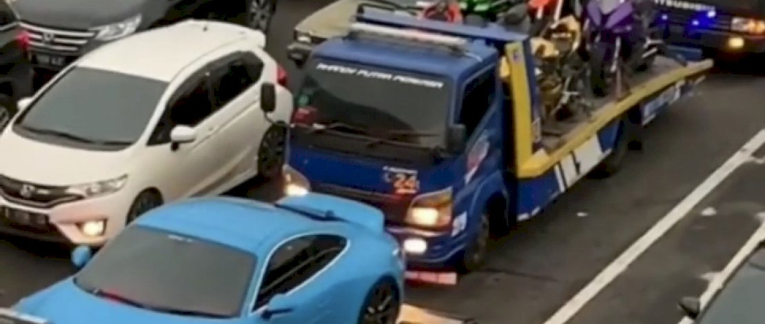 Mobil dan motor mewah milik Doni Salmanan telah diangkut kepolisian, Minggu (13/3/2022).