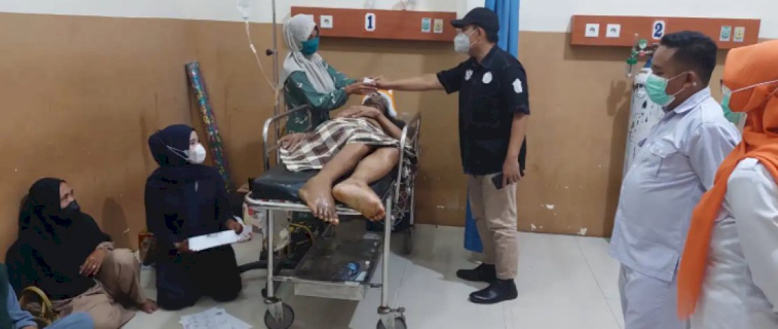 Wabup Takalar Achmad Daeng Se’re Salurkan Bantuan ke Penderita Lumpuh Kampung Beru