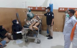 Wabup Takalar Achmad Daeng Se’re Salurkan Bantuan ke Penderita Lumpuh Kampung Beru