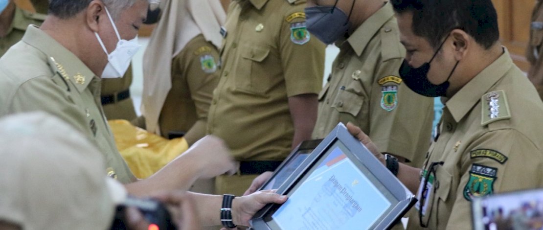 Bupati Pinrang, Irwan Hamid saat memberikan penghargaan kepada aparat pemerintah daerah di setiap kecamatan.Ist Bupati Pinrang, Irwan Hamid saat memberikan penghargaan kepada aparat pemerintah daerah di setiap kecamatan.Ist