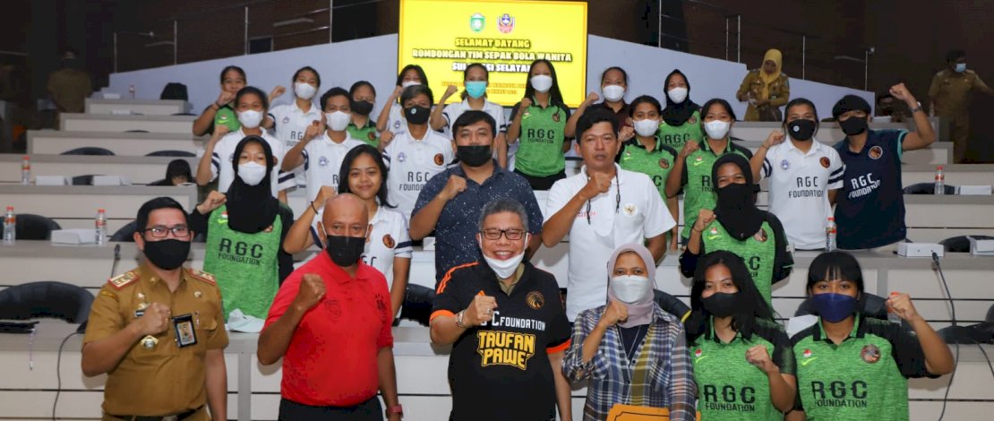 Lepas Tim Sepak Bola Wanita Sulsel, Taufan Pawe Beri Dana dan Janjikan Bonus
