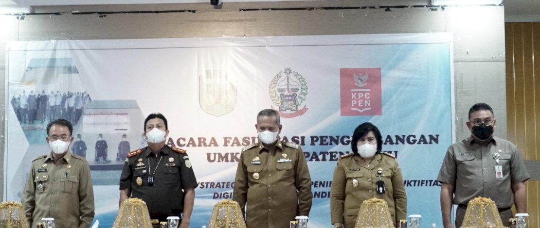 
Bupati Luwu Dr.H Basmin Mattayang membuka secara resmi acara Fasilitasi Pengembangan Usaha Mikro Kecil dan Menengah (UMKM) di aula Kantor Bappelitbangda, Selasa (15/3/2022)/Ist
