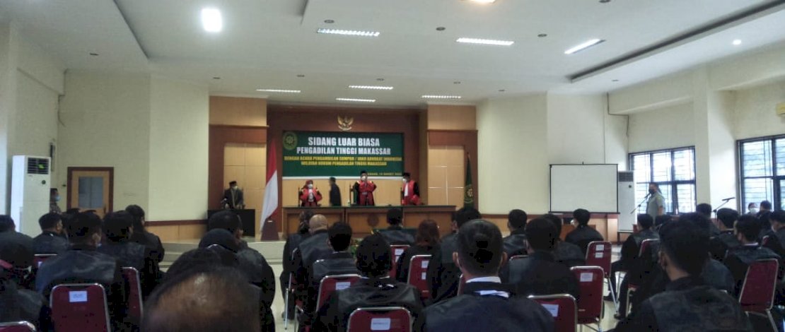 Ketua Pengadilan Tinggi Makassar Sulawesi Selatan, mengambil janji dan sumpah ratusan Advokat dari berbagai organisasi/Ist Ketua Pengadilan Tinggi Makassar Sulawesi Selatan, mengambil janji dan sumpah ratusan Advokat dari berbagai organisasi/Ist