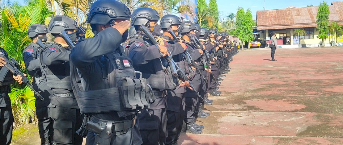 Satu Satuan Setingkat Kompi (SSK) personel Batalyon C Pelopor Satbrimob Polda Sulsel diberangkatkan dari Kabupaten Bone menuju Sinjai. Satu Satuan Setingkat Kompi (SSK) personel Batalyon C Pelopor Satbrimob Polda Sulsel diberangkatkan dari Kabupaten Bone menuju Sinjai.