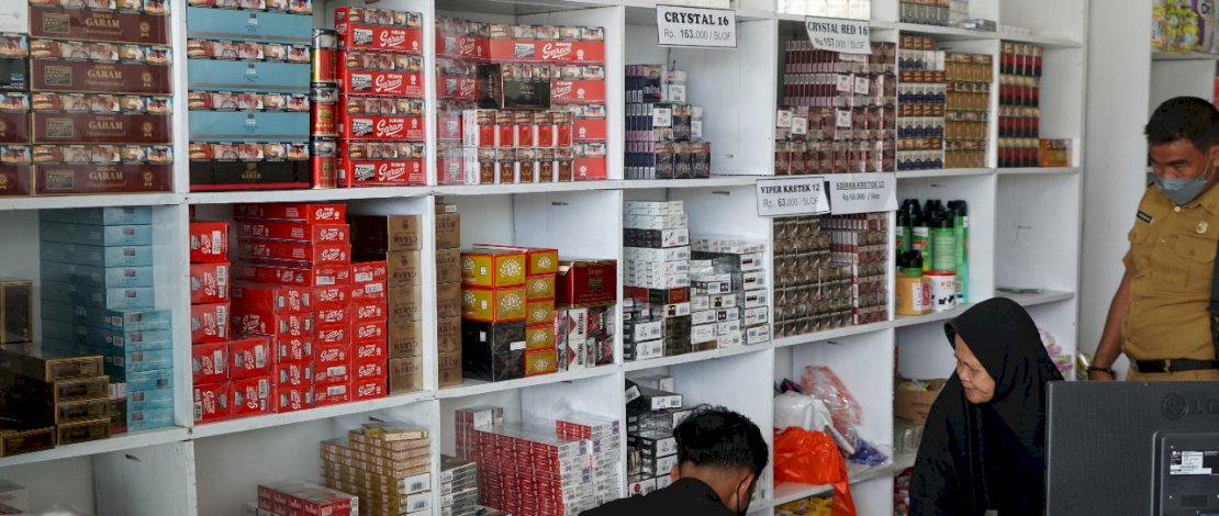 Pemda Lutra bersama Kantor Wilayah Bea Cukai Malili, melakukan operasi terpadu Penertiban Rokok Ilegal di setiap toko dan pasar, di wilayah Kecamatan Bonebone, Selasa, 15 Maret 2022. Pemda Lutra bersama Kantor Wilayah Bea Cukai Malili, melakukan operasi terpadu Penertiban Rokok Ilegal di setiap toko dan pasar, di wilayah Kecamatan Bonebone, Selasa, 15 Maret 2022.