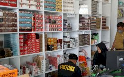 Pemda Lutra dan Bea Cukai Tertibkan Rokok Ilegal di Kecamatan Bonebone