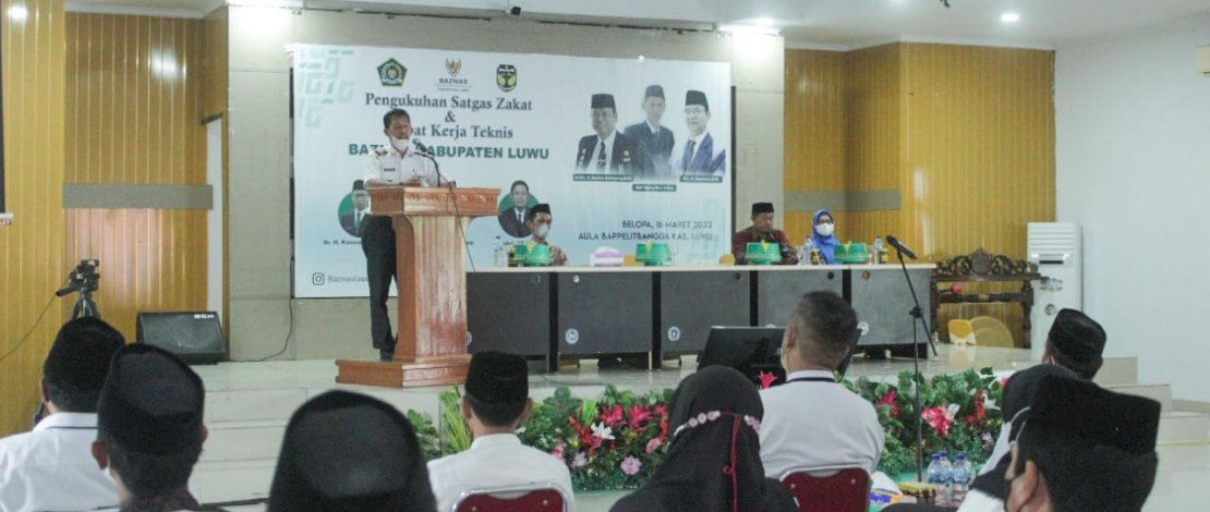 Asisten II Bidang Pembangunan dan Perekonomian Setda Kabupaten Luwu, Ahyar Kasim, mewakili Bupati Luwu, mengukuhkan Satuan Tugas (Satgas) Zakat, yang dirangkaikan dengan Rapat Kerja Teknis Basnaz Kabupaten Luwu, di Aula Kantor Bappelitbangda, Rabu, 16 Maret 2022.