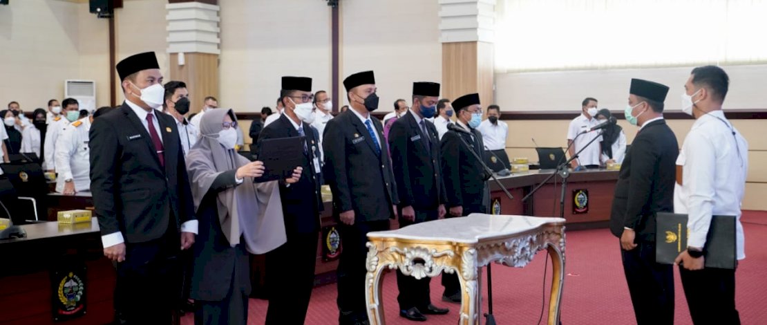 Gubernur Sulsel, Andi Sudirman Sulaiman, melakukan Pelantikan dan Pengambilan Sumpah/Janji Jabatan Pimpinan Tinggi Pratama/Eselon II dan Pejabat Fungsional Ahli Utama Lingkup Pemerintah Provinsi Sulawesi Selatan di Ruang Rapat Pimpinan (Rapim) Kantor Gubernur Sulsel, Rabu, 16 Maret 2022.