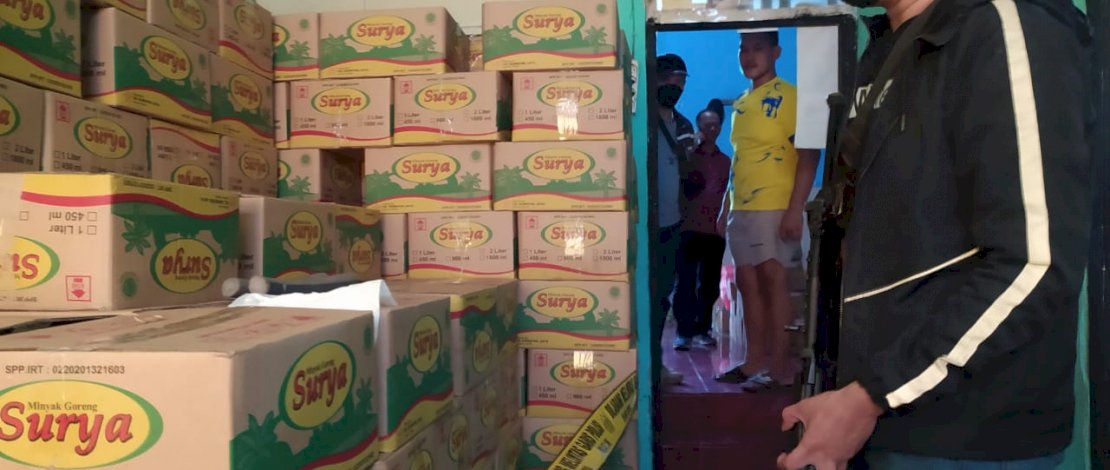 Polsek Biringkanaya Makassar mengungkap aksi penimbunan minyak goreng yang dilakukan seorang warga di BTN Pondok Asri, Kecamatan Biringkanaya Makassar, Rabu, 16 Maret 2022.