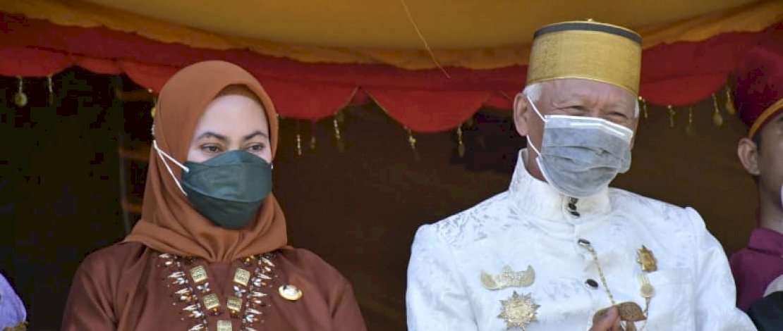 Bupati Luwu Utara, Indah Putri Indriani, menghadiri pengukuhan Tomakaka Masamba Ke-29 H Aidar Idrus Lapapa, oleh Sri Paduka Datu Luwu Andi Maradang Mackulau Opu Daeng Bau.