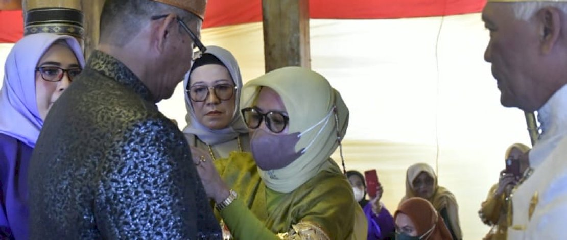 Bupati Luwu Utara, Indah Putri Indriani, menghadiri pengukuhan Tomakaka Masamba Ke-29 H Aidar Idrus Lapapa, oleh Sri Paduka Datu Luwu Andi Maradang Mackulau Opu Daeng Bau.