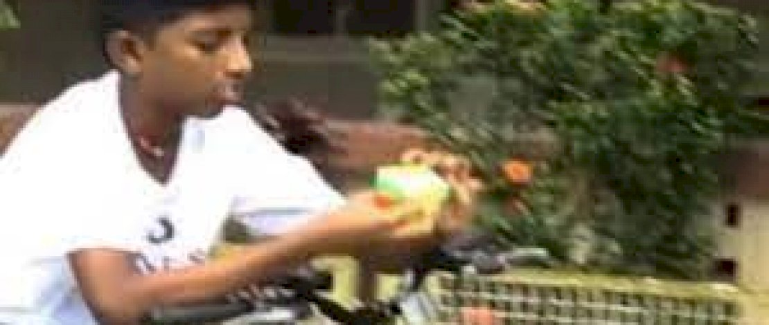Pecahkan Rekor, Anak 12 Tahun di India Selesaikan Rubik Sambil Bersepeda