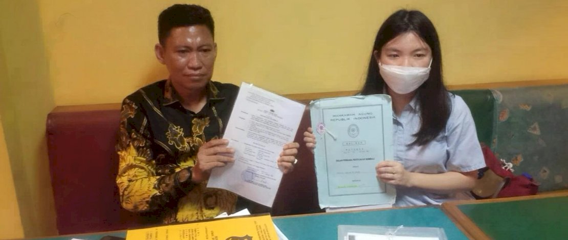 Stella bersama huasa hukum Ayahnya, Husain Rahim Saije. Stella bersama huasa hukum Ayahnya, Husain Rahim Saije.