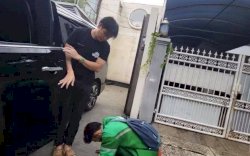 Driver Ojol Ini Nekat Sujud di Depan Baim Wong Demi Dapatkan Uang