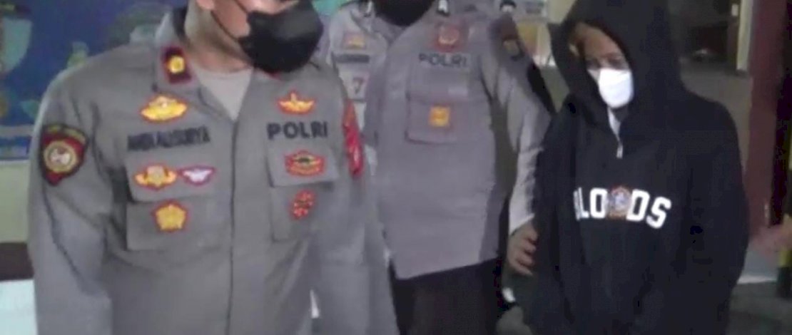 Pelaku HB (49) saat diamankan di Mako Polsek Panakukang, Kota Makassar, Jalan Pengayoman, Kecamatan Panakukang, (Foto/Noer). Pelaku HB (49) saat diamankan di Mako Polsek Panakukang, Kota Makassar, Jalan Pengayoman, Kecamatan Panakukang, (Foto/Noer).