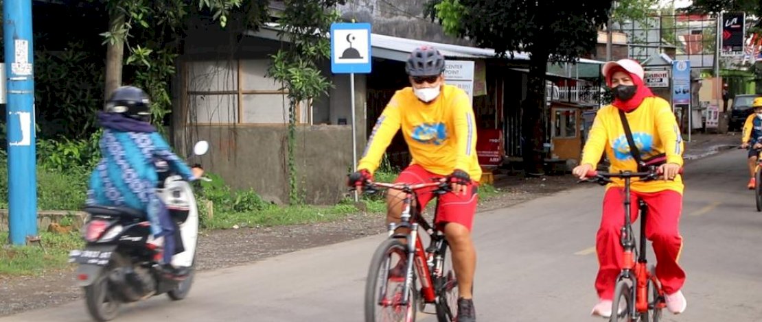 Danyon C dan Istrinya kompak mengenakan pakaian olahraga yang seragam. Danyon C dan Istrinya kompak mengenakan pakaian olahraga yang seragam.