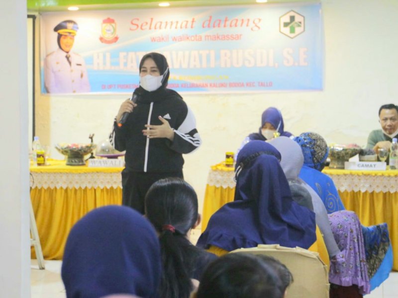 Cegah Stunting, Fatmawati Rusdi Serahkan Paket PMT Kepada Balita di PKM Kecamatan Tallo