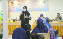 Cegah Stunting, Fatmawati Rusdi Serahkan Paket PMT Kepada Balita di PKM Kecamatan Tallo