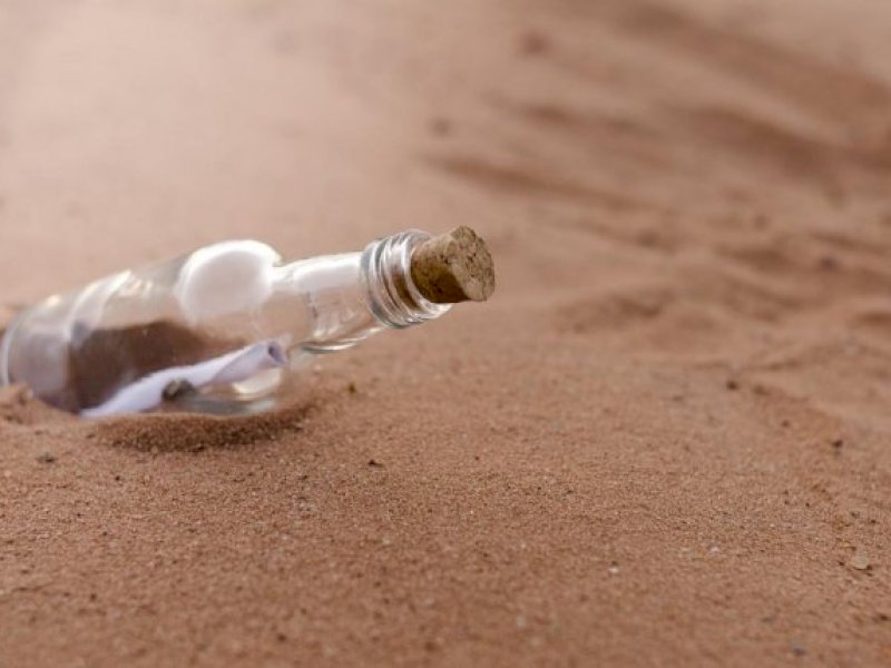 Pengunjung Pantai di Inggris Temukan Surat dalam Botol dari 21 Tahun Lalu