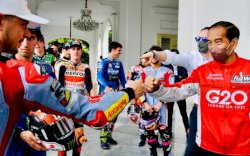 Terbang ke NTB, Presiden Jokowi Nonton dan Serahkan Piala MotoGP Mandalika 2022