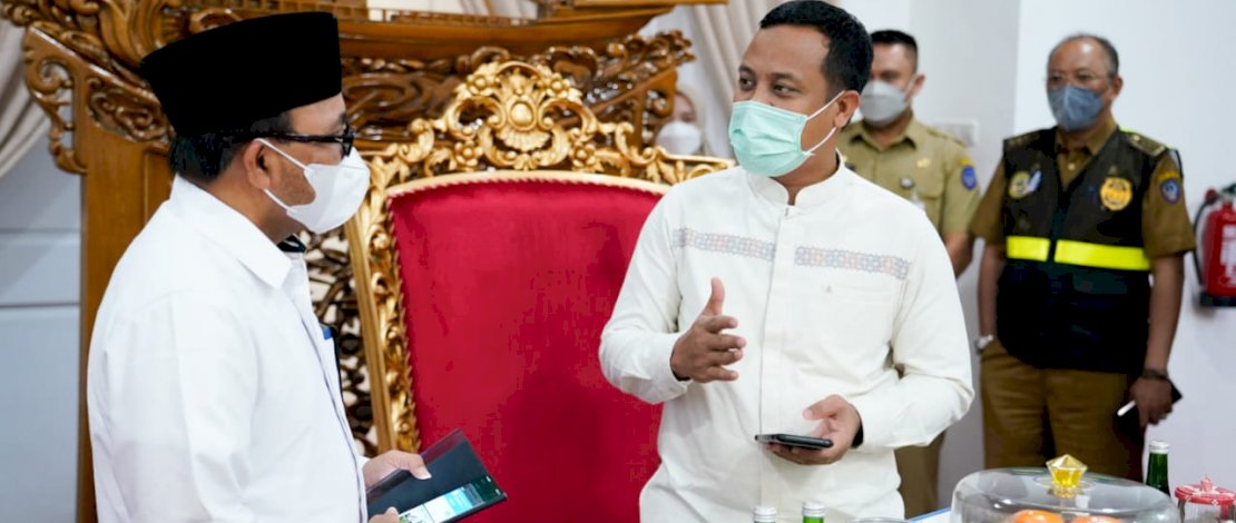 Pimpinan Wilayah (Pimwil) Bulog Wilayah Sulselbar, Bachtiar AS, saat bertemu Gubernur Sulsel, Andi Sudirman Sulaiman, di Rumah Jabatan Wakil Gubernur Sulsel, kemarin.