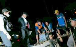 Dini Hari, Penjabat Direksi PDAM Makassar Pantau Pengerjaan Pipa Bocor di Tanjung Bunga