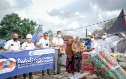 Peduli Korban Bencana Kelurahan Buloa, Pejabat Direksi PDAM serahkan Bantuan