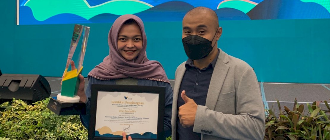 foto bersama Juri JWPC Vale Indonesia, Yura Syahrul selaku Pemimpin Redaksi Katadata.id