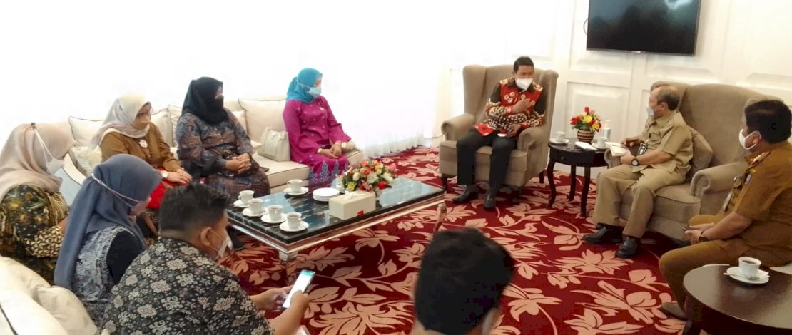 Asisten III Pemprov Sulsel, Tautoto Tanaranggina, didampingi Kepala Dinas Komunikasi, Informatika, Statistik dan Persandian Sulsel, Amson Padolo, menerima Komisioner KI Pusat, di Baruga Lounge Kantor Gubernur, Selasa, 22 Maret 2022.