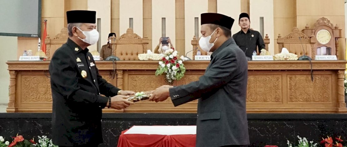 Bupati Luwu, Dr H Basmin Mattayang, menyerahkan LKPJ Tahun Anggaran 2021, pada Rapat Paripurna Dewan Perwakilan Rakyat Daerah (DPRD) Luwu, di Ruang Sidang Paripurna Kantor DPRD Luwu, Selasa, 22 Maret 2022. Bupati Luwu, Dr H Basmin Mattayang, menyerahkan LKPJ Tahun Anggaran 2021, pada Rapat Paripurna Dewan Perwakilan Rakyat Daerah (DPRD) Luwu, di Ruang Sidang Paripurna Kantor DPRD Luwu, Selasa, 22 Maret 2022.