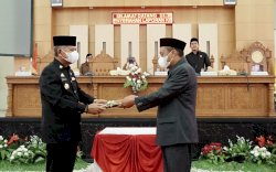 Basmin Mattayang Serahkan LKPJ Tahun 2021 ke DPRD Luwu