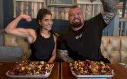 Wanita Ini Pecahkan Rekor Makan Nugget Terbanyak dalam 1 Menit