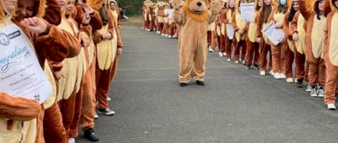 252 Orang Berkostum Singa Pecahkan Rekor Dunia