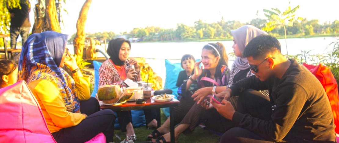 Pengunjung lagi menikmati suasana Ruang Tunggu Cafe yang berlokasi di Jalan Danau Tanjung Bunga. 