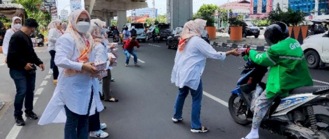 Ikatan Keluarga Dewan (Ikawan) DPRD Kota Makassar membagikan makanan siap santap kepada sejumlah pengemudi Ojol dan Bentor di sepanjang Jalan AP Pettarani Makassar, Jumat, 25 Maret 2022.