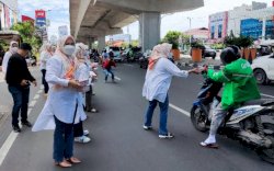 Ikawan DPRD Makassar Bagikan Makanan Siap Santap ke Pengemudi Ojol dan Bentor