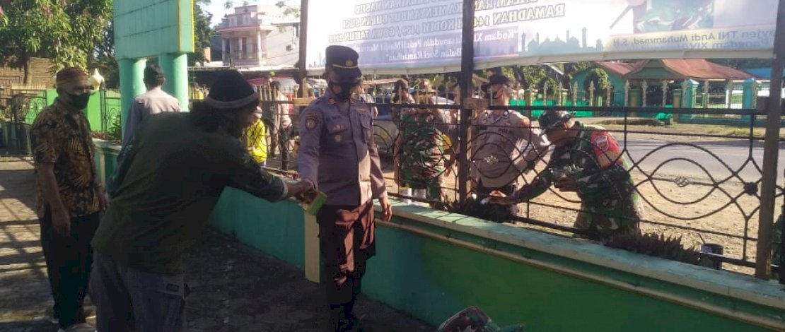 Sambut Ramadhan, Koramil dan Polsek Bajeng Kompak Karya Bakti Bersihkan Masjid 