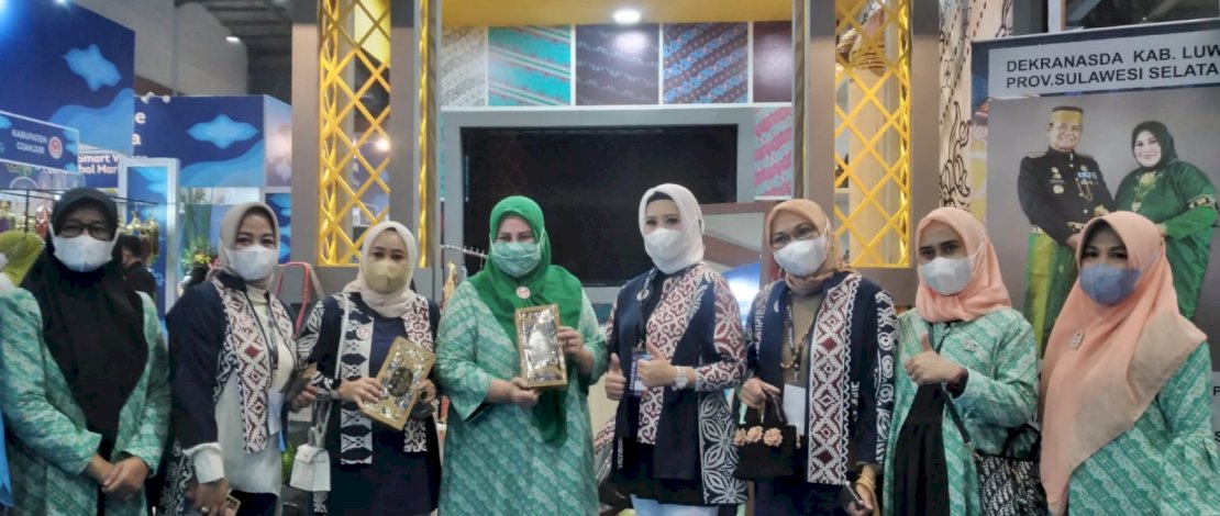 Hayarna Basmin Promosikan Batik Luwu di Inacraft 2022