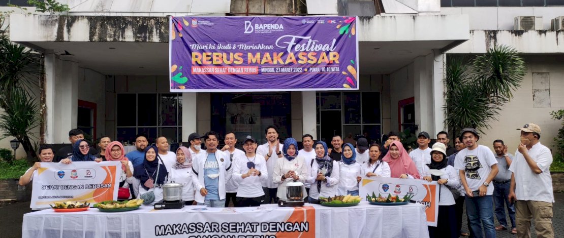Festival Rebus, Bapenda Kota Makassar Bagikan Rebusan ke Pengendara Jalan