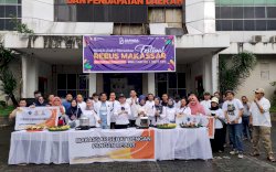 Festival Rebus, Bapenda Kota Makassar Bagikan Rebusan ke Pengendara Jalan